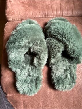 LC Lauren Conrad Plush Faux-Fur Slide Slippers in Green